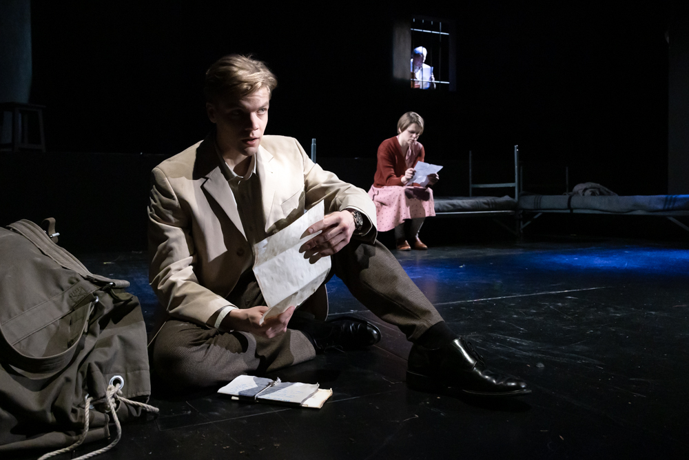 Hans und Sophie Scholl halten Briefe in der Hand